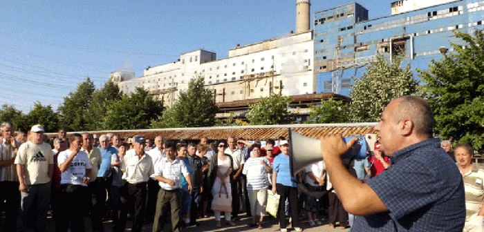 Angajaţii în curtea Termocentralei de la Halânga FOTO Corina Macavei