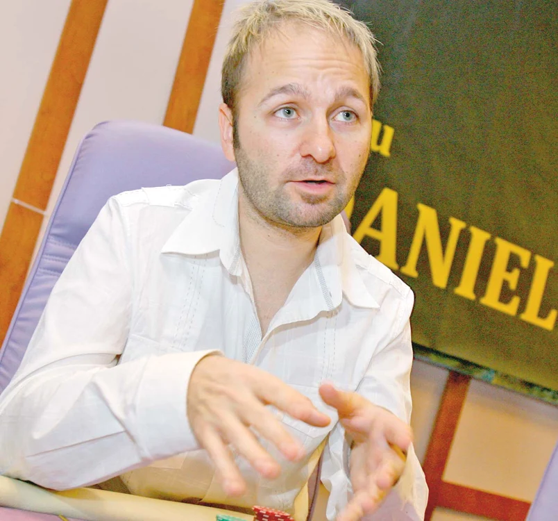 
    Daniel Negreanu (38 de ani)  are dublă cetăţenie,  română şi canadiană  