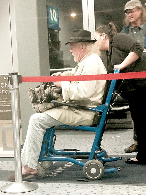 
    În papuci de casă, cu haine ponosite şi  imobilizat în scaun cu rotile, aşa s-a întors  Nick Nolte în Los Angeles din Salt Lake City  