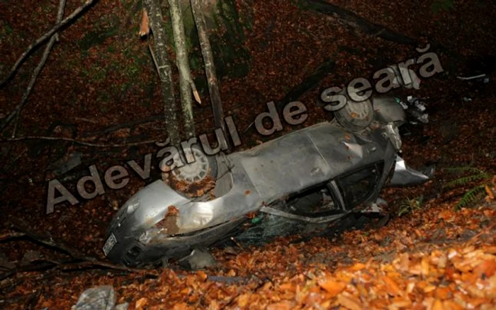 Autoturismul a căzut intr-o râpă de 30 de metri