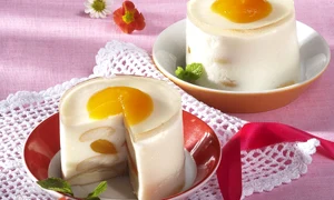 sarlota de caise si iaurt cu blat de biscuiti jpeg