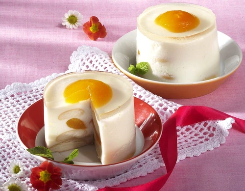 sarlota de caise si iaurt cu blat de biscuiti jpeg