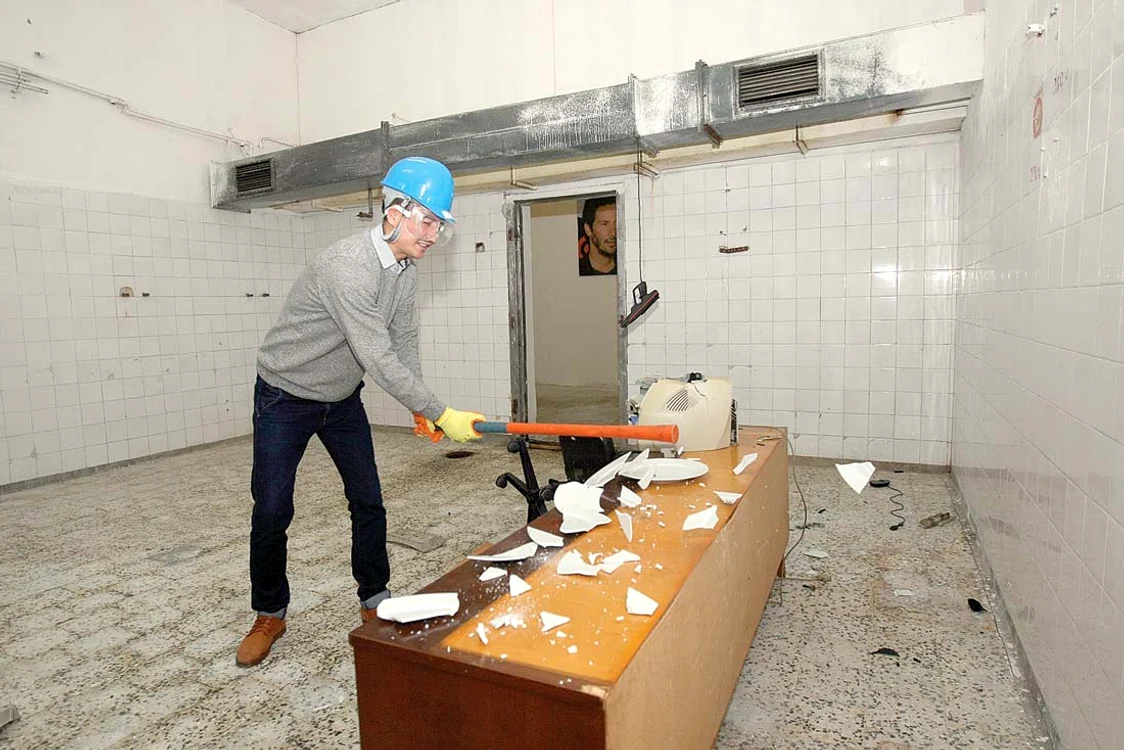 În “Camera antistres”, amenajată într-o hală din Bucureşti, plăteşti şi spargi de la farfurii şi sticle până la mobilier şi electrocasnice