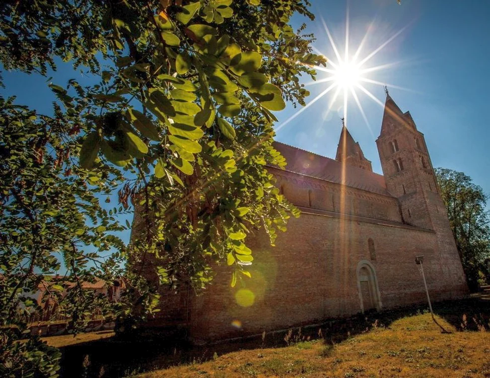 
    Biserica din Acâş a fost ridicată în perioada în care Transilvania intra sub jurisdicţia Regatului Ungariei. (Foto: adevarul.ro)  