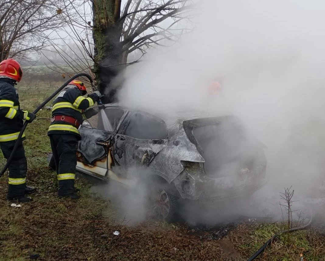 Moarte groaznică pentru un tânăr de 19 ani: a ars de viu după ce mașina pe care o conducea a luat foc