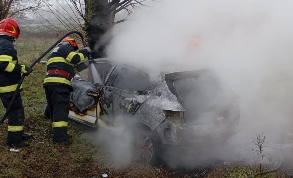 Moarte groaznică pentru un tânăr de 19 ani: a ars de viu după ce mașina pe care o conducea a luat foc