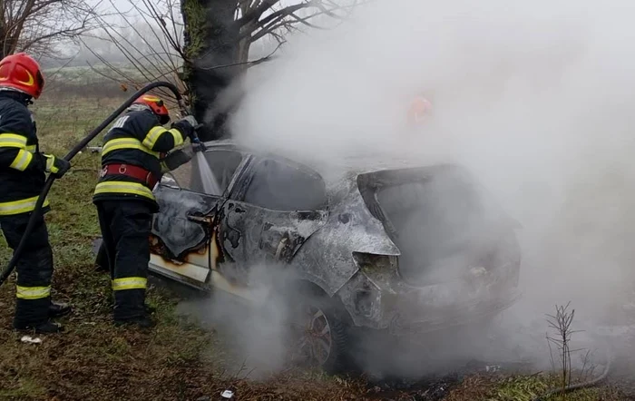 Mașina a ars ca o torță FOTO: ISU Slatina
