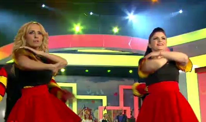 Daniela Gyorfi şi Mariana Căpitănescu au făcut senzaţie cu mişcările sexy (captură: Pro TV)