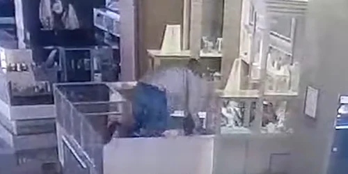 A sărit peste vitrine și a atacat o pe vânzătoare Foto Captură video Opinia Timișoarei jpg