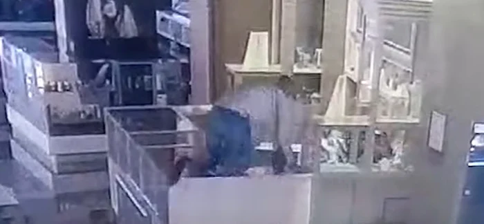 VIDEO Momentul jafului de la o bijuterie din Timișoara. Un bărbat a sărit peste vitrine și a atacat-o fără milă pe vânzătoare