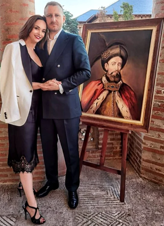 Andreea Marin și Adrian Brîncoveanu, poză romantică la Palatul Mogoșoaia. În fundal, un tablou cu domnitorul Constantin Brâncoveanufoto: Instagram