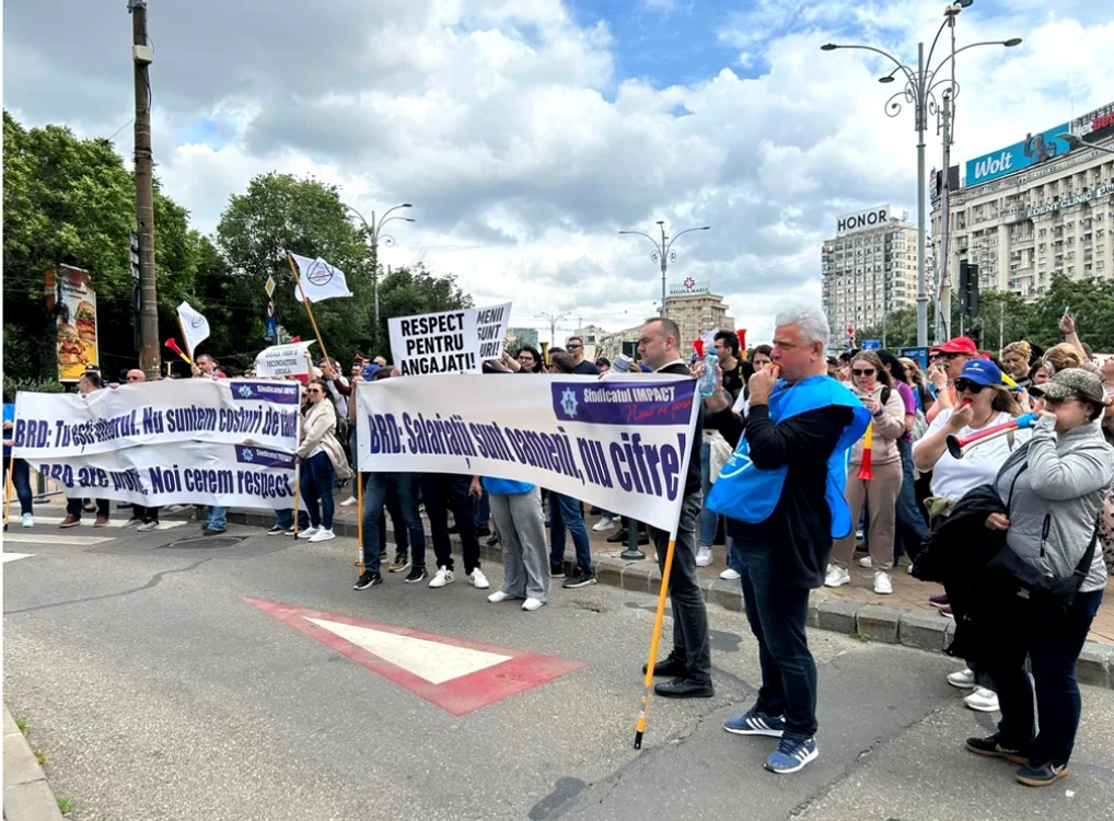 Angajații BRD au ieșit în stradă / FOTO: adevărul