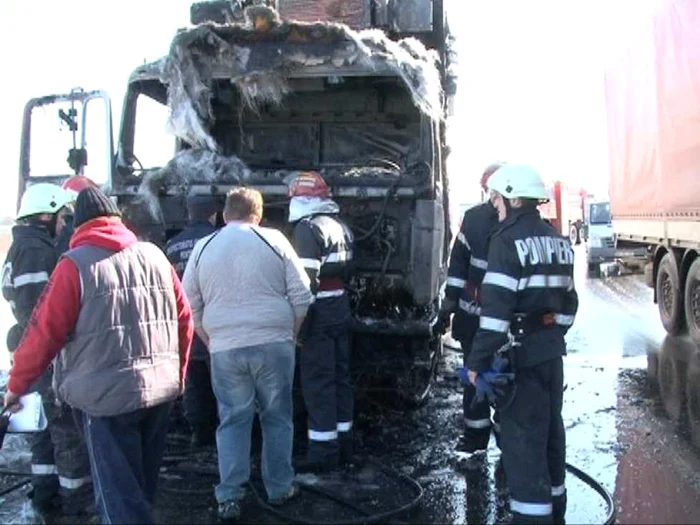 Un camion de 12 tone a luat foc pe centură 