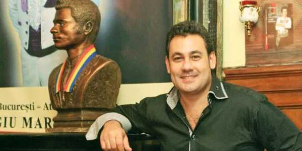Ionuţ Dolănescu, în casa părintească, lângă afişul şi bustul de bronz care îl reprezintă pe tatăl său