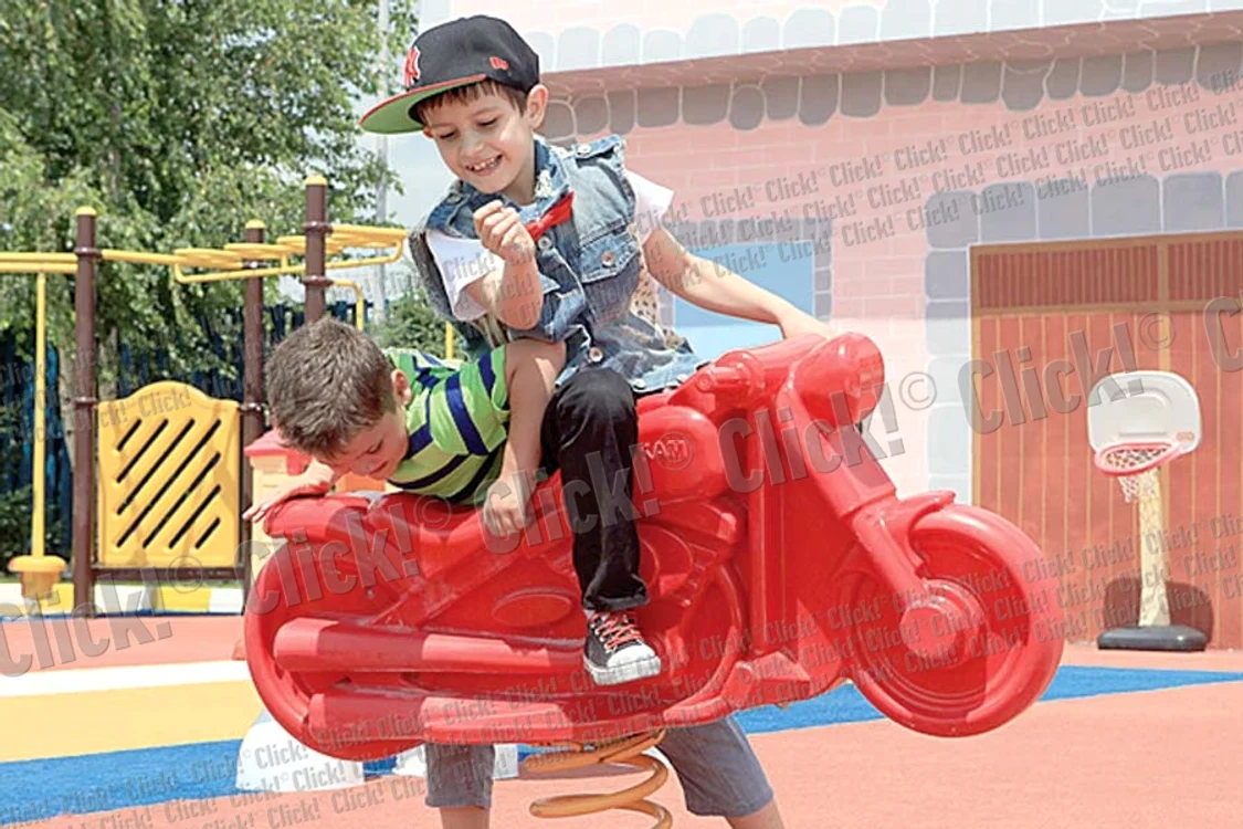 Fetele şi-au făcut cu greu curaj  să încerce cel mai abrupt  tobogan din parc (Fotografii: Roberto Sălceanu)
