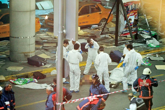 
    Măcel pe cel mai mare aeroport din Turcia: 45 de morţi, peste 240 de răniţi. Românii care au rămas blocaţi după atentatul sângeros din Istanbul au ajuns ieri acasăFoto: AP, Hepta, Guliver, Getty Imges  