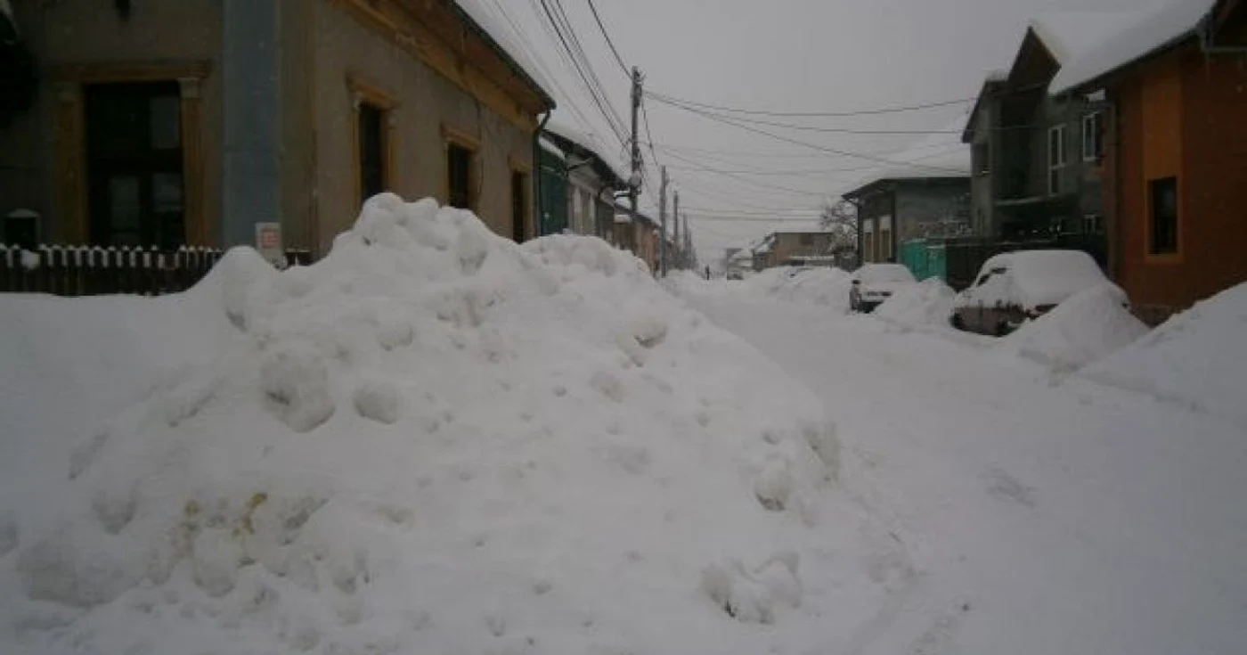Munţi de zăpadă în intersecţie