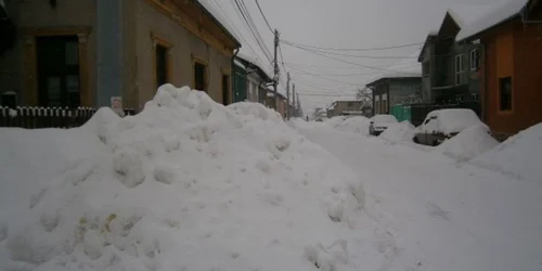 Munţi de zăpadă în intersecţie