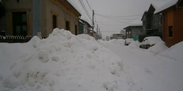 Munţi de zăpadă în intersecţie