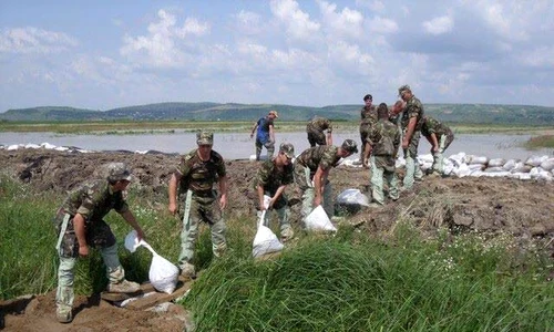 Poliţiştii, pompierii şi jandarmii au evacuat 70 de gospodării şi au ridicat diguri din saci cu nisip jpeg