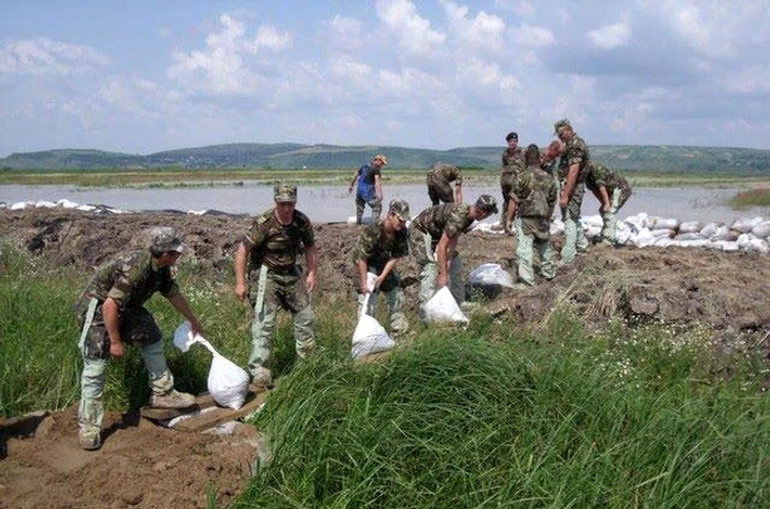 Poliţiştii, pompierii şi jandarmii au evacuat 70 de gospodării şi au ridicat diguri din saci cu nisip