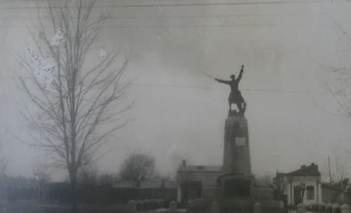 Statuia Ecaterinei Teodoroiu se afla cândva în faţa bisericii "Sf. Ioan"