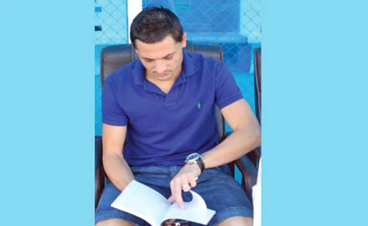Mirel răsfoieşte un exemplar din cartea sa  Foto: alhilalclub.com
