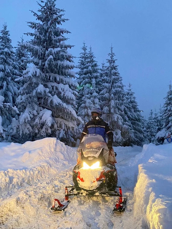 Evacuare turiști din stațiunea montană Păltiniș Foto ISU Sibiu