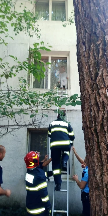 
    Unul dintre salvatori a coborât cu copilul în brațe   