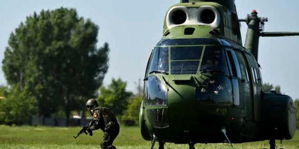 Soldat - elicopter - armata - Exercitiul Dihorul 2014 pe terenul de instructie Ghencea MEDIAFAX FOTO