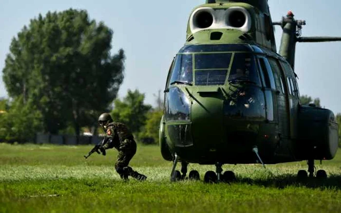 În ciuda rigorilor impuse, armata îi atrage pe tineri/Foto Mediafax