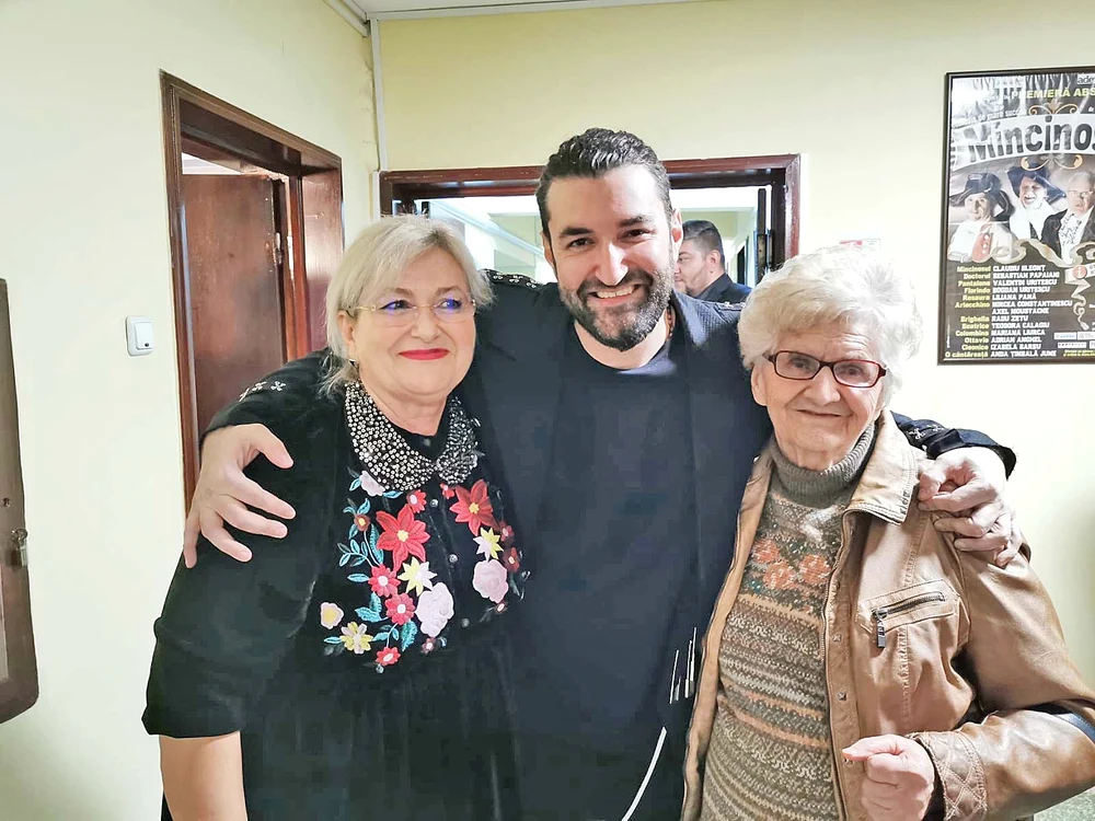 Mama, dar şi bunica lui Smiley îi sunt alături la concerte sau în emisiunile la care lucrează
