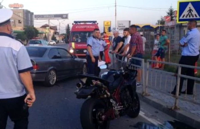 Incidentul de sâmbătă s-a petrecut la intrarea în comuna argeşeană Bascov, unde romii l-au blocat pe motociclist cu maşina Foto: Infotrafic Pitesti