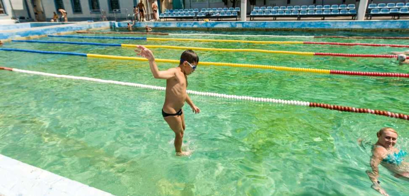 Preţul mediu
pentru o zi petrecută la o piscină din capitală este de aproximativ 100 de lei. FOTO Alexandru Tarlev