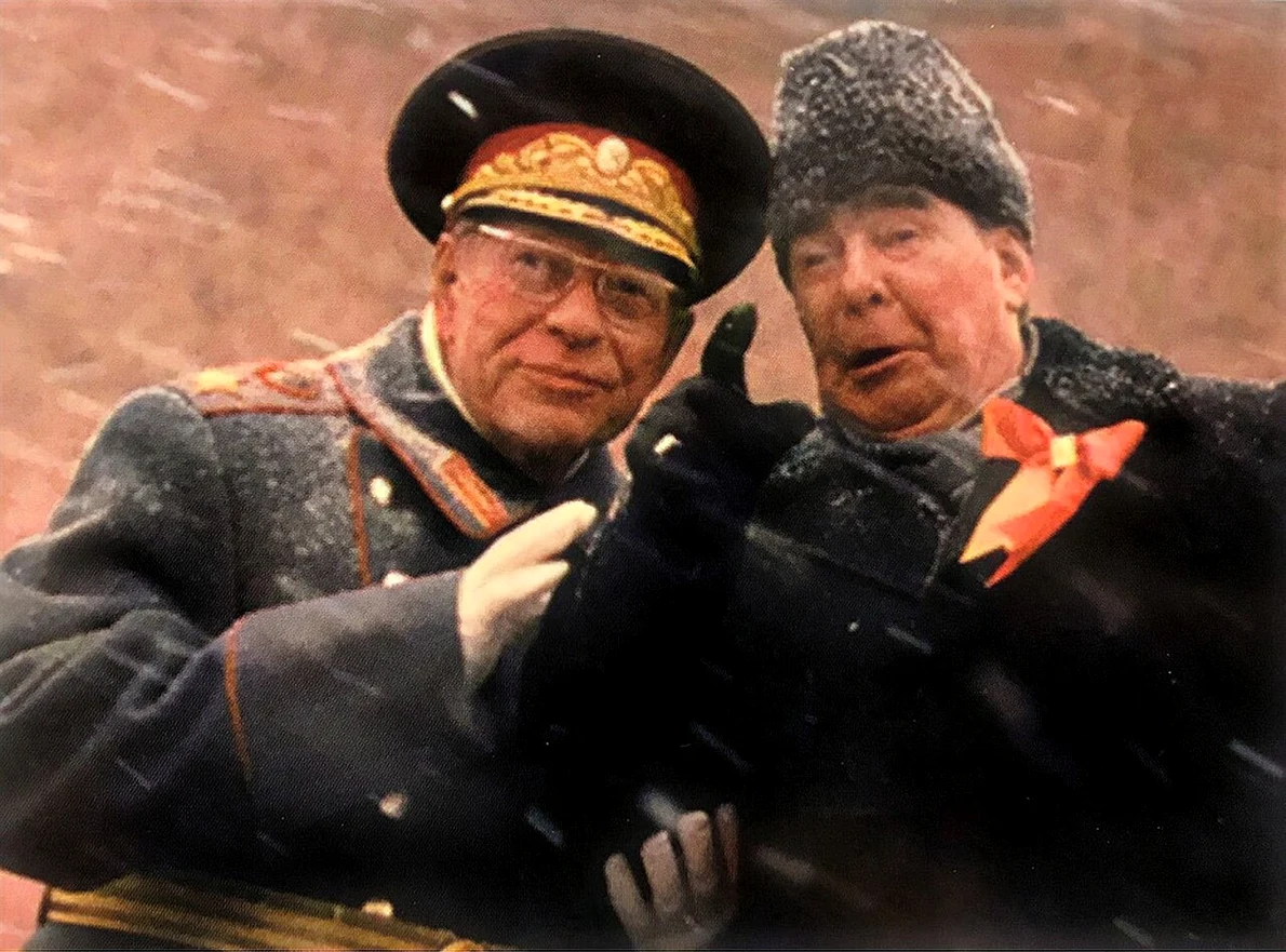 L. I. Brejnev și ministrul Apărării al URSS, D. F. Ustinov, în 1979 (© Wikimedia Commons)
