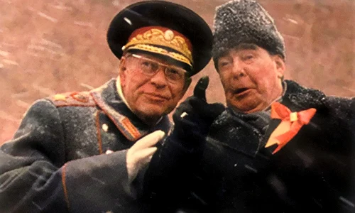 L. I. Brejnev și ministrul Apărării al URSS, D. F. Ustinov, în 1979 (© Wikimedia Commons)
