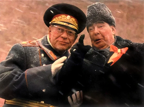 L. I. Brejnev și ministrul Apărării al URSS, D. F. Ustinov, în 1979 (© Wikimedia Commons)