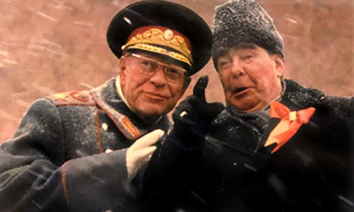 L. I. Brejnev și ministrul Apărării al URSS, D. F. Ustinov, în 1979 (© Wikimedia Commons)