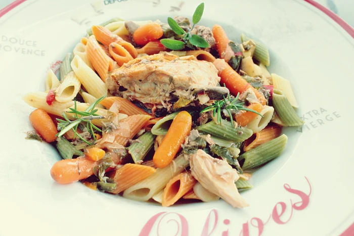 
    Iepure cu vegetale şi smântână  