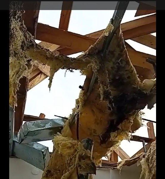 O tornadă neobișnuită a smuls acoperișul unei școli și al unor case: „Un fum alb ca o ceață a acoperit satul” VIDEO