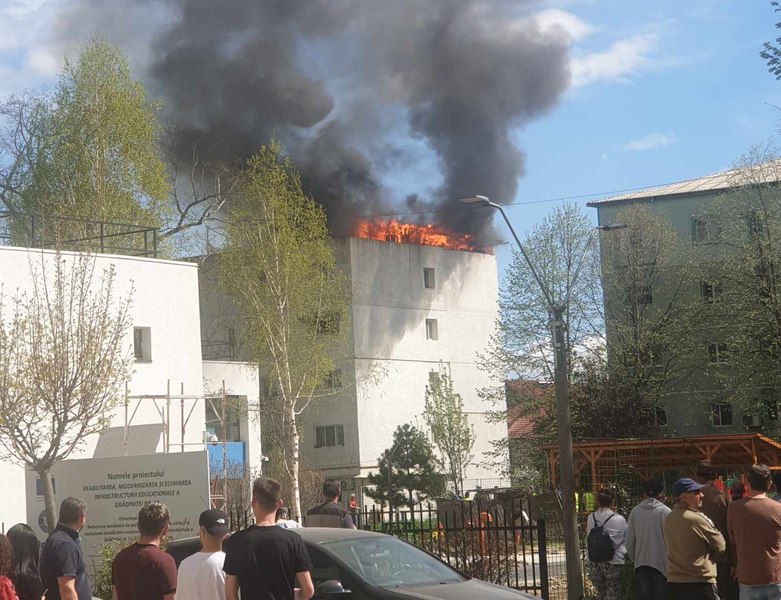 Incendiu violent la un acoperiș de bloc din Focșani. 16 persoane evacuate VIDEO