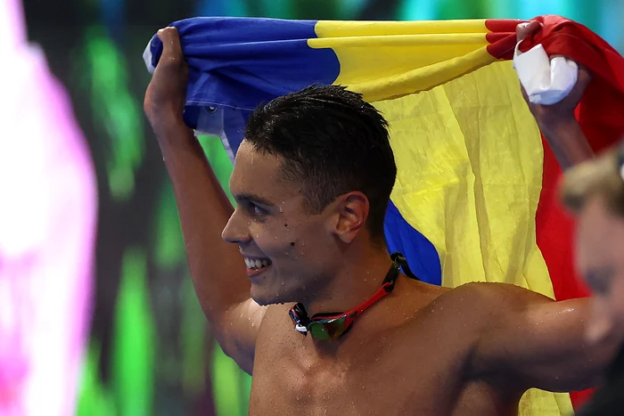 Trei cuvinte și un steag. Mesajul simplu, dar emoţionant al tatălui lui David Popovici, după performanţa istorică a fiului său