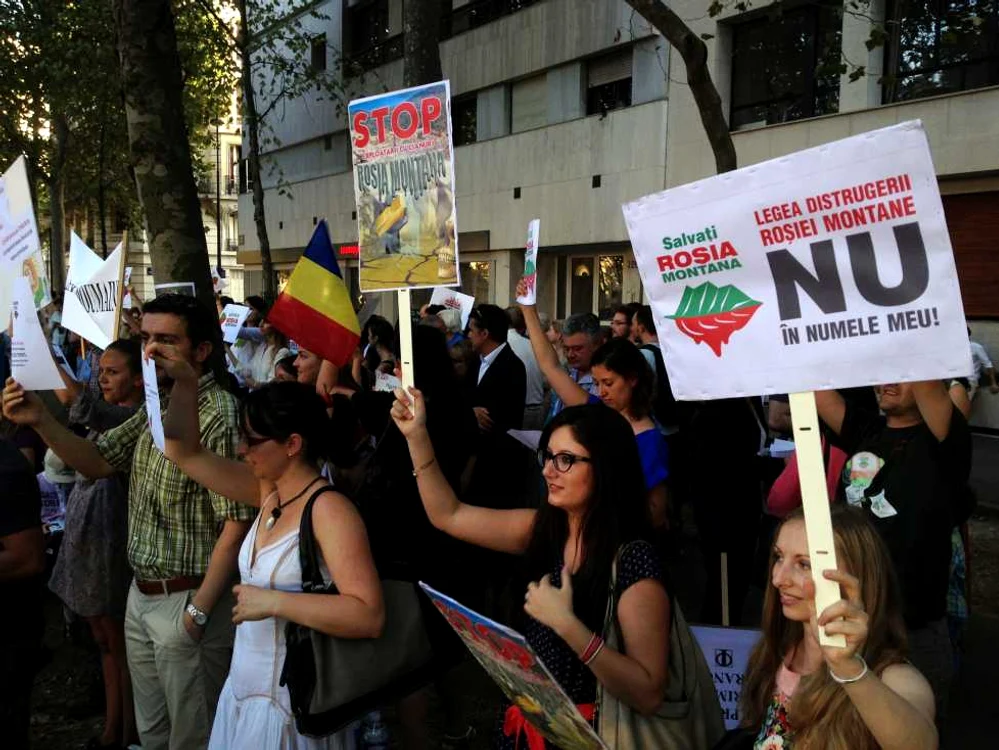 Salvaţi Roşia Montana! protest la Paris, în faţa clădirii UNESCO, 5 septembrie 2013