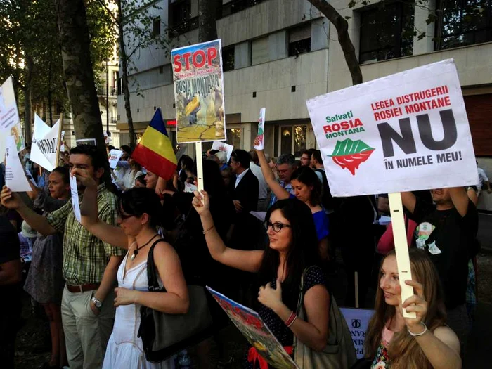 Salvaţi Roşia Montana! protest la Paris, în faţa clădirii UNESCO, 5 septembrie 2013