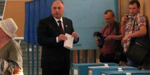 Antonie Solomon a votat la secţia 9 din cadrul Universităţii din Craiova