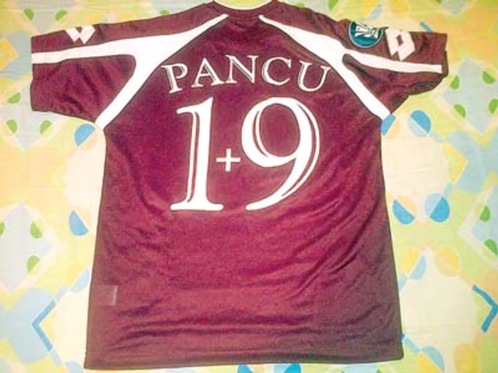 Colegul nostru a făcut dovada depunerii  banilor în contul creat  pentru salvarea Rapidului (Fotografii: Dorin Constanda)