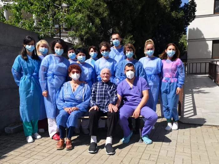 Veteranul Laurean Deac şi personalul medical de la spitalul din Alba Iulia