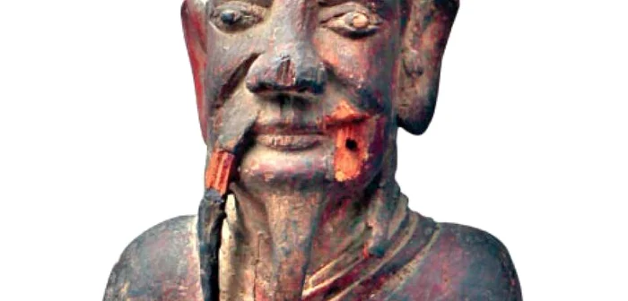 Statuetă din lemn reprezentân- du-l pe Confucius, datând din epoca dinastiei Song
