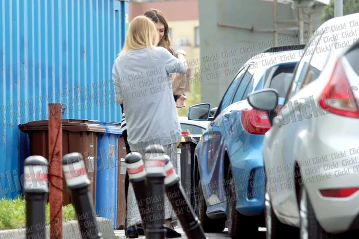 Sore s-a întâlnit cu o prietenă într-o parcare (Fotografii: Mihai Ionescu)