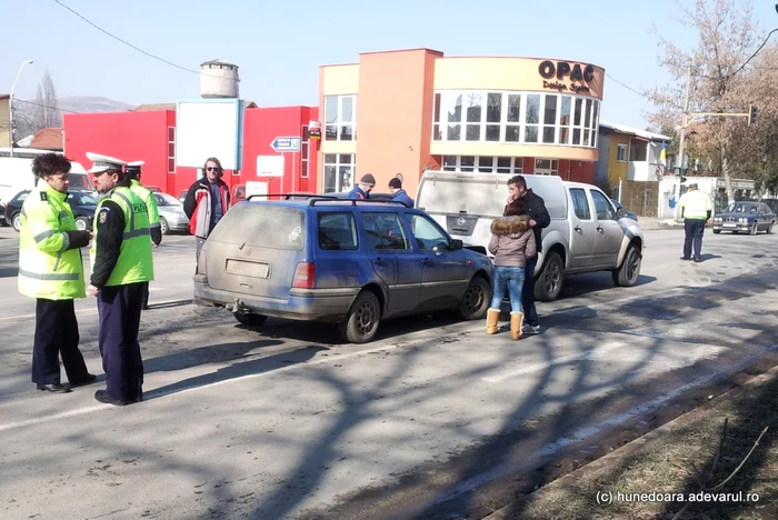 Şoferul care a provocat accidentul a avut nevoie de îngrijiri medicale.